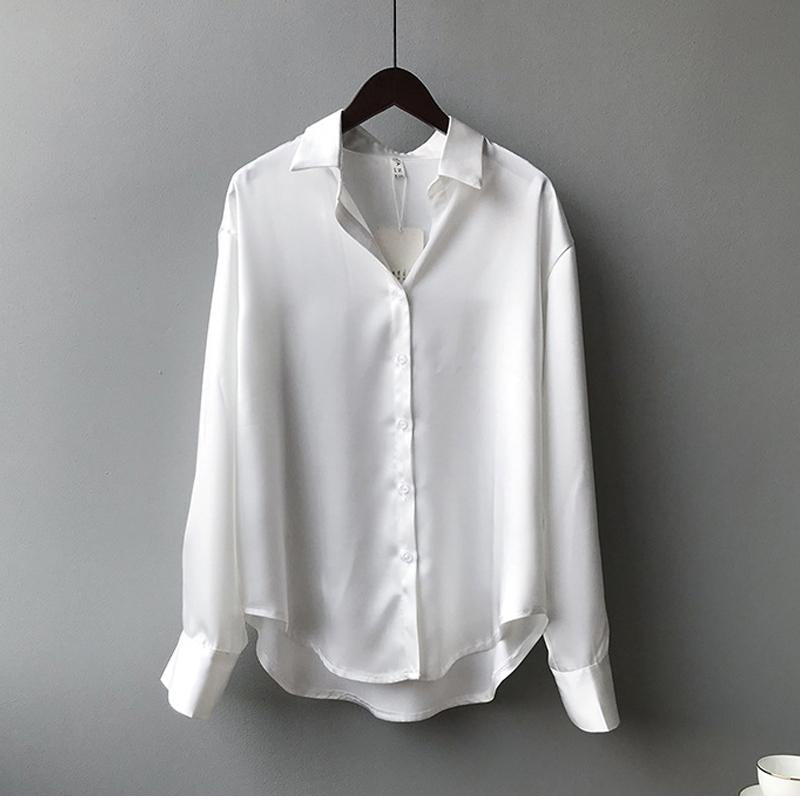 Close-up van de Myra dames blouse, toont de fijne stof en afwerking; een klassieke, comfortabele top.