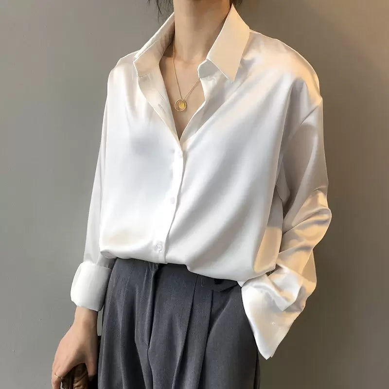 Dames blouse Myra in actie: vrouw draagt de elegante top met lange mouwen, perfect voor een dag op kantoor.
