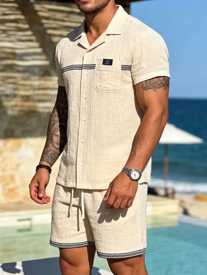 Abrikooskleurige heren zomer kledingset met comfortabel shirt en short, ideaal voor casual dagelijkse outfits.