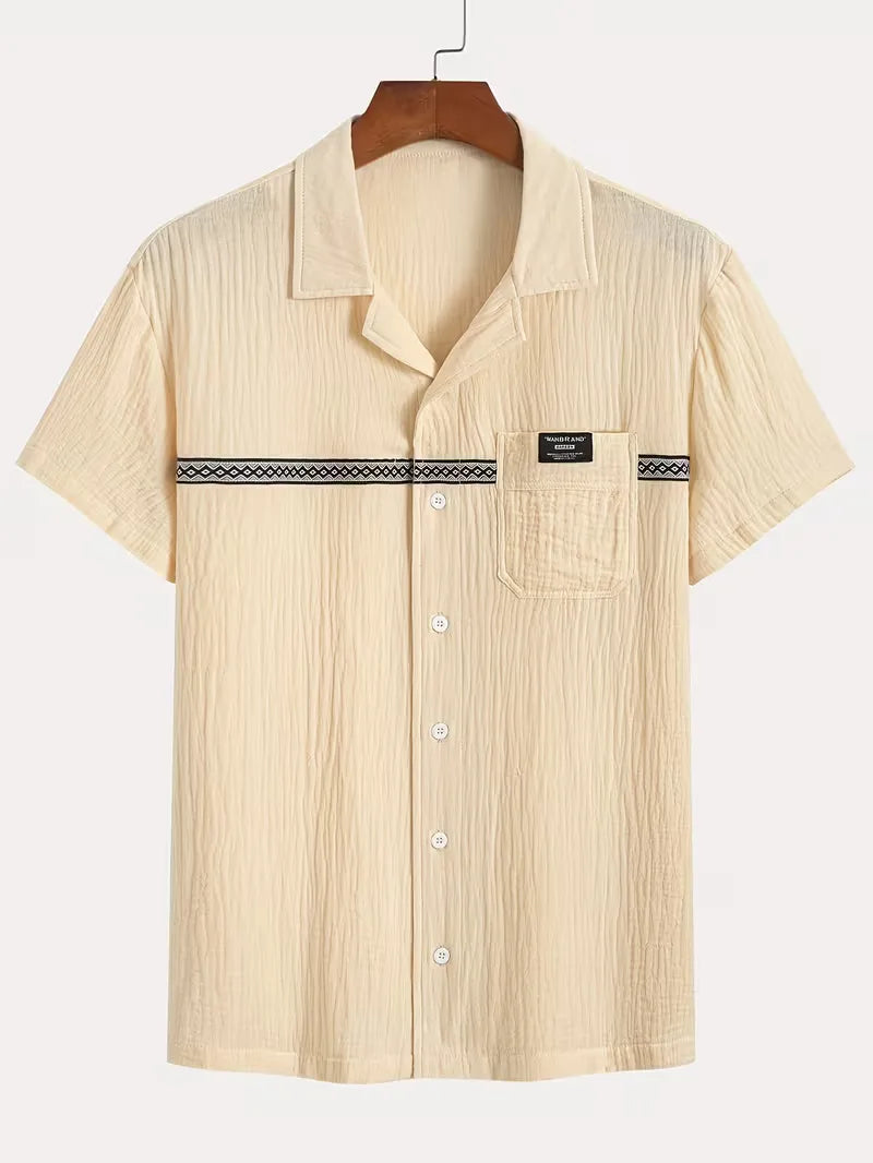 Comfortabel abrikooskleurig heren T-shirt met korte mouwen en V-hals, perfect voor zomerse herenmode.