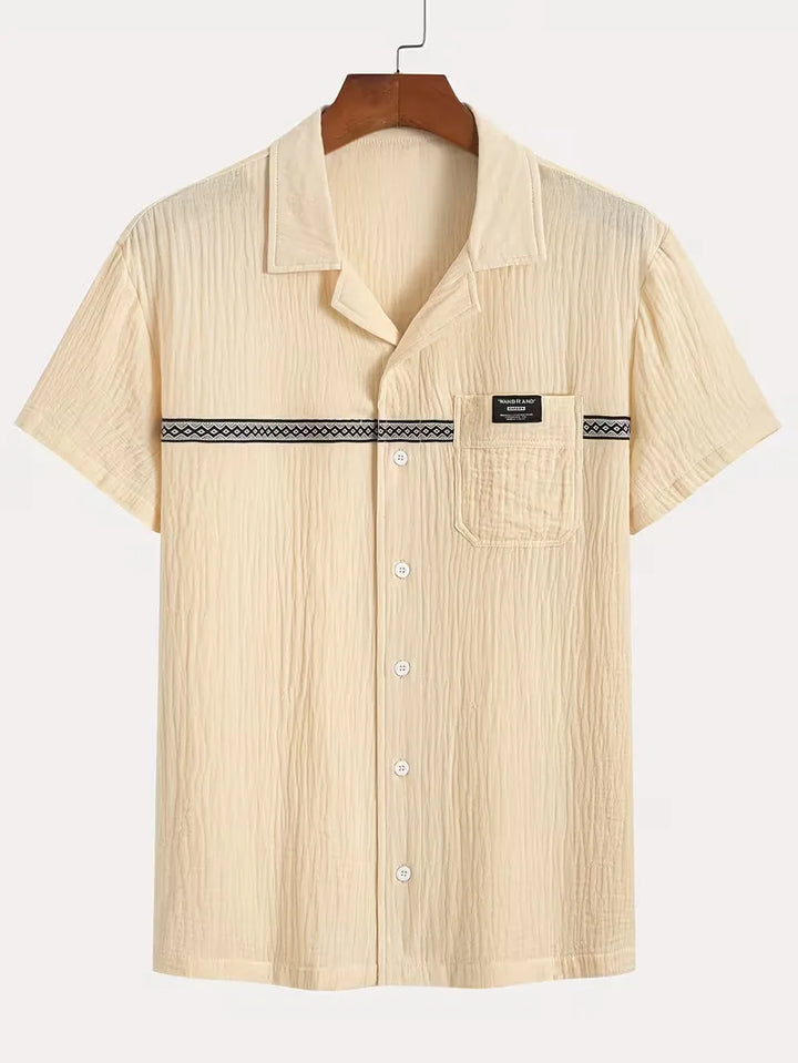 Comfortabel abrikooskleurig heren T-shirt met korte mouwen en V-hals, perfect voor zomerse herenmode.