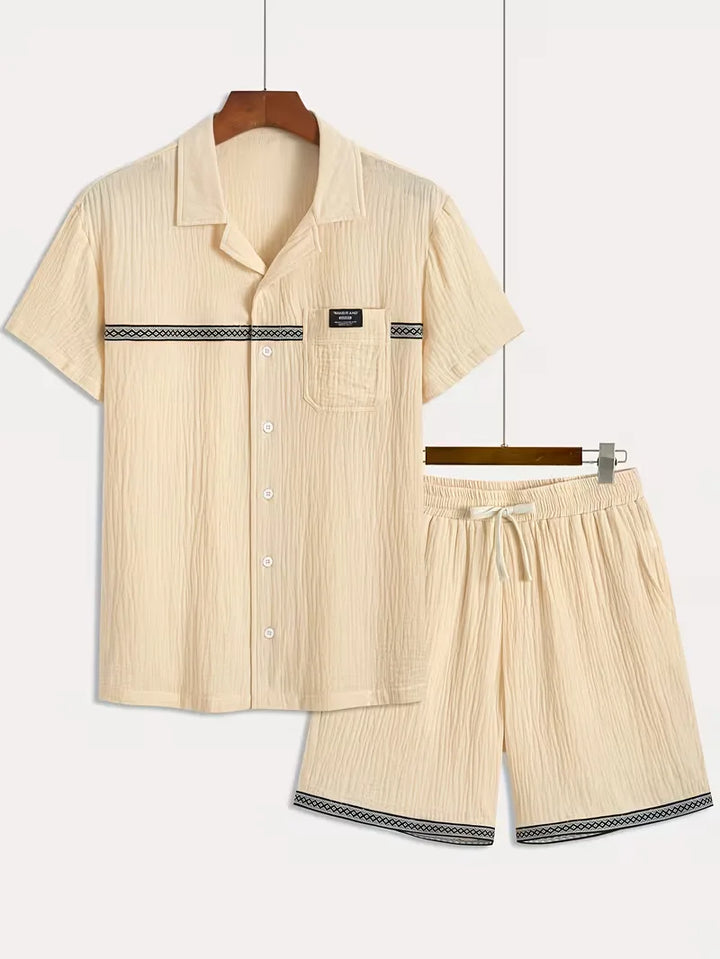 Relaxte pasvorm heren short in abrikoos, onderdeel van een casual zomer kledingset, voor optimaal comfort.