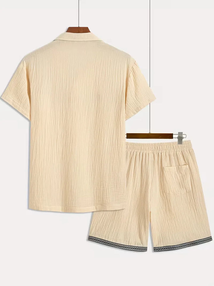 Ademende abrikoos heren zomer kledingset met shirt & short, biedt relaxte pasvorm en comfort voor warme dagen.
