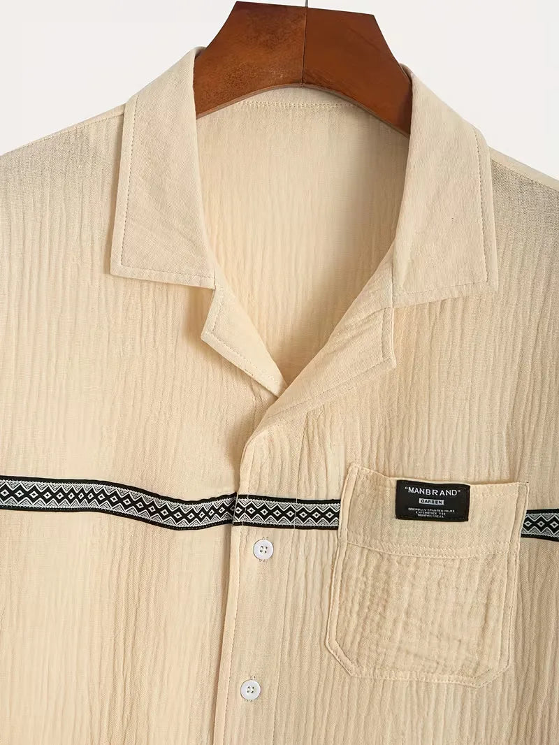 Heren zomer kledingset: abrikoos V-hals shirt met korte mouwen en bijpassende comfortabele short voor heren.
