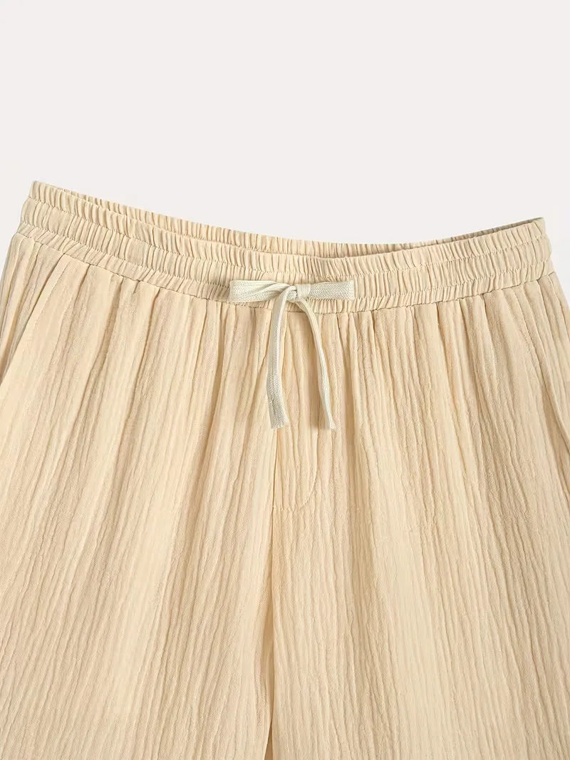 Casual abrikooskleurige heren zomer kledingset, bestaande uit comfortabel shirt met korte mouwen en relaxte short.