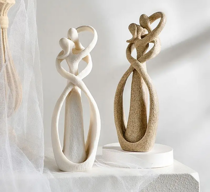 Abstract beeldje 'Eeuwige Liefde' als stijlvolle home decoratie, perfect voor een modern interieur.