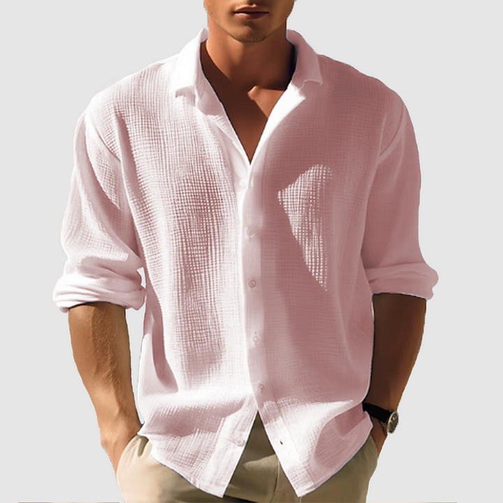 Man draagt een ademend heren zomeroverhemd met korte mouw, casual en stijlvol voor de zomer.