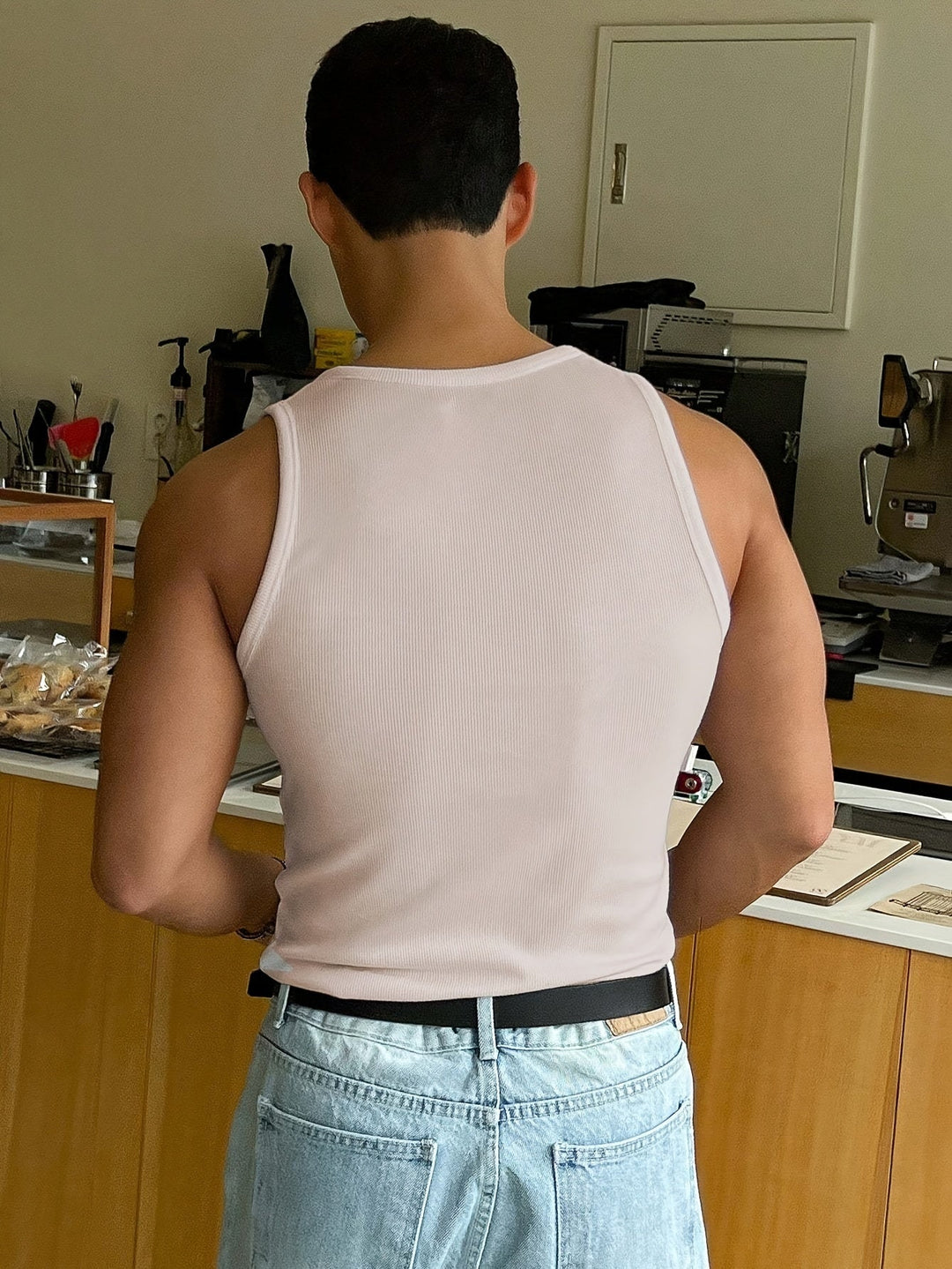 "Ademende heren tanktop voor zomer, lichtgrijs, mouwloos, luchtige stof, comfortabele en stijlvolle, ideaal voor warme dagen.