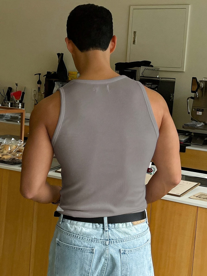 "Ademende heren tanktop voor zomer, lichtgrijs, mouwloos, luchtige stof, comfortabele en stijlvolle, ideaal voor warme dagen.