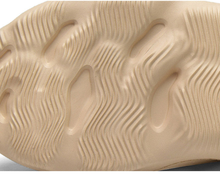 "Ademende zomerschoenen voor heren met lichtgewicht zool, ideaal voor comfort en stijl tijdens warme dagen, beige kleur."