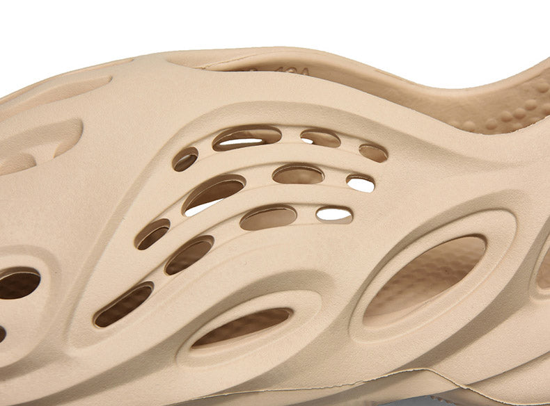 "Ademende zomerschoenen voor heren met lichtgewicht zool, ideaal voor comfort en stijl tijdens warme dagen, beige kleur."