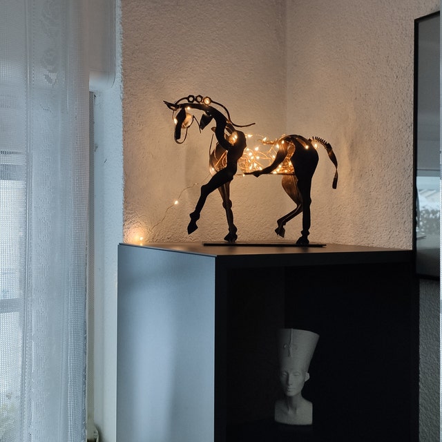 Stijlvol Adonisma paard ornament in metaal, perfect voor kantoor en woonkamer