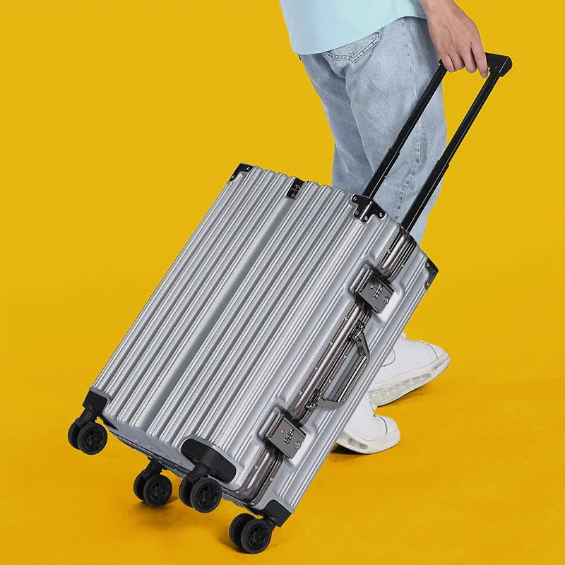 Stijlvolle aluminium reiskoffer Geneva van zij-aanzicht, modern design en robuuste bescherming van bagage.