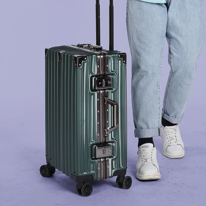 Lichtgewicht aluminium trolley Geneva in actie, makkelijk te trekken voor comfortabele reisbagage-ervaring.