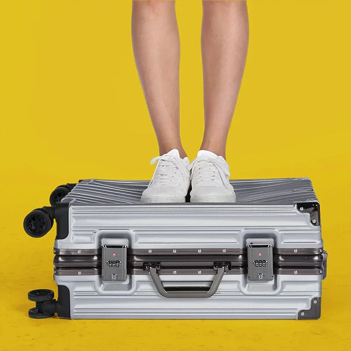 Veilige aluminium hardshell koffer Geneva met TSA-slot, beschermt waardevolle reisbagage tijdens vakantie.