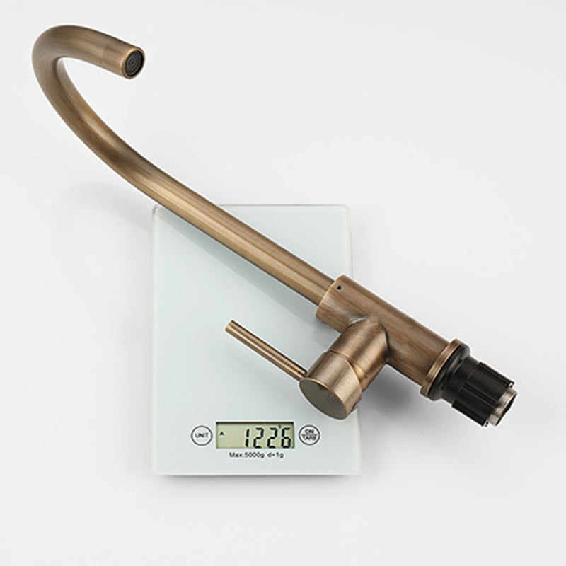 Exclusieve antieke messing mengkraan, een blikvanger met enkele hendel voor een luxe keuken.