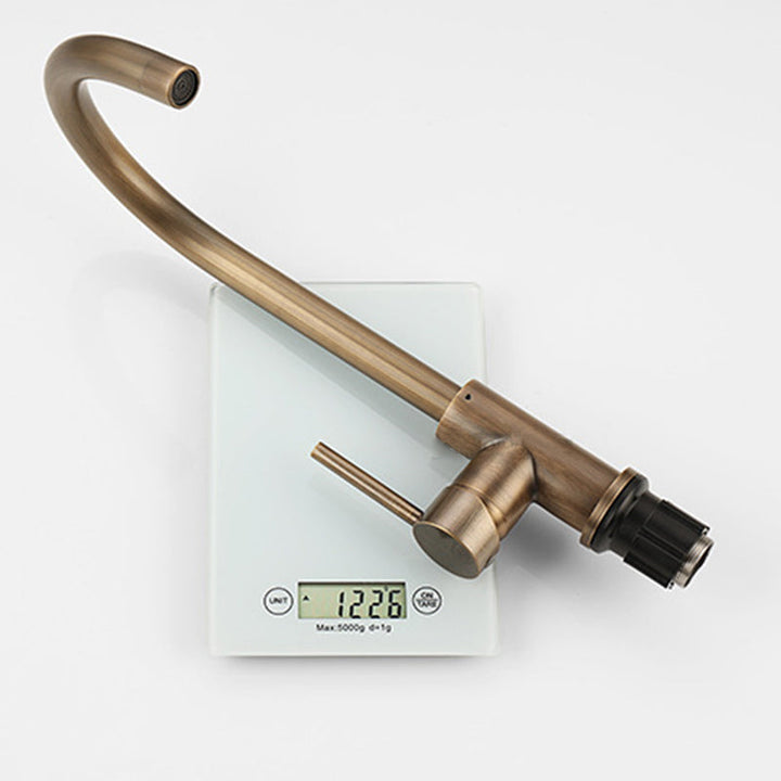 Exclusieve antieke messing mengkraan, een blikvanger met enkele hendel voor een luxe keuken.