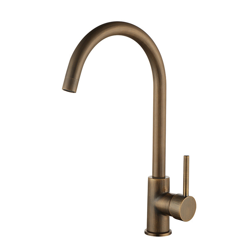 Klassieke antieke messing keukenmengkraan met eenhendel, combineert functionaliteit met retro charme.