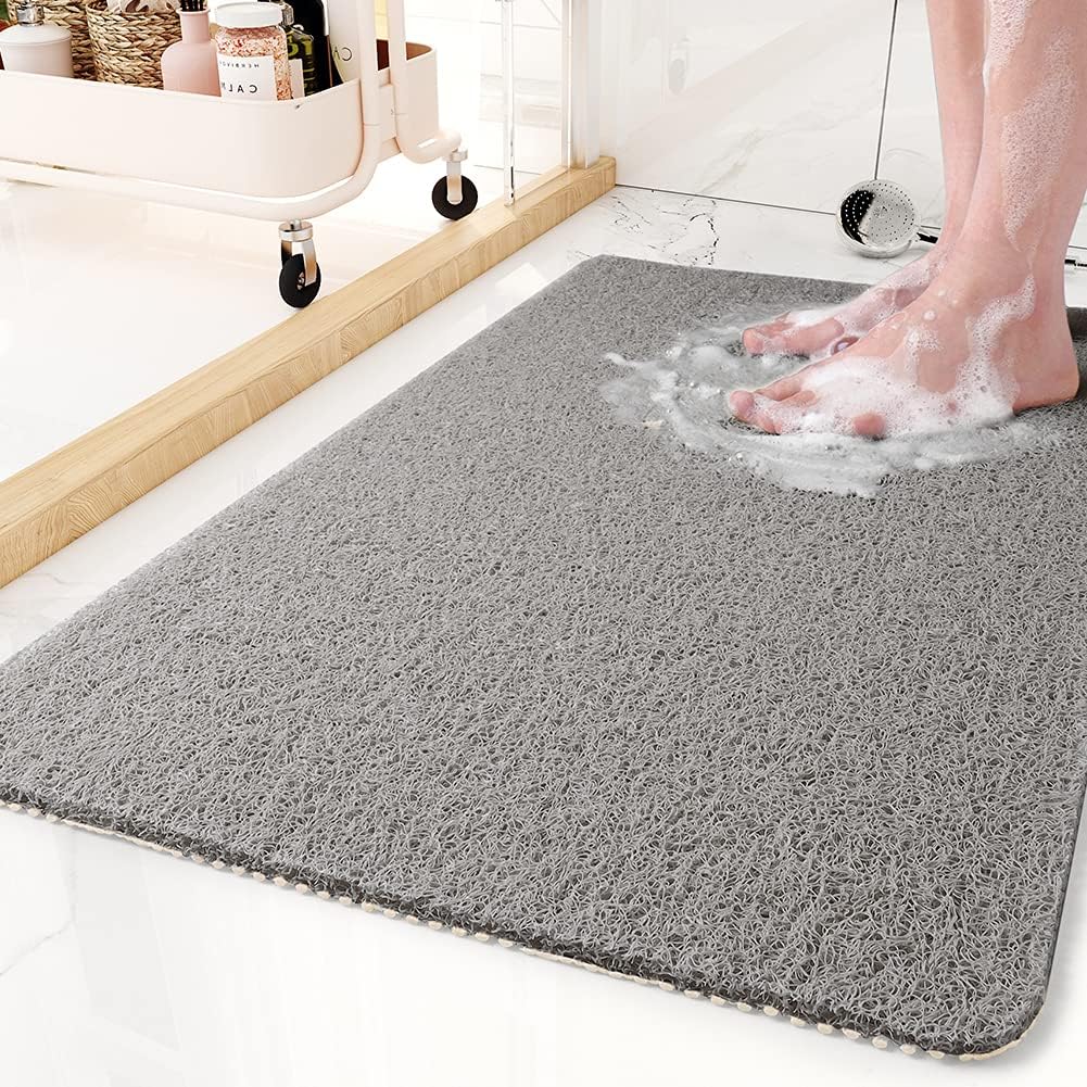 Moderne antislip douchemat in badkamer; minimalistisch design, verhoogt veiligheid en hygiëne in natte ruimte.