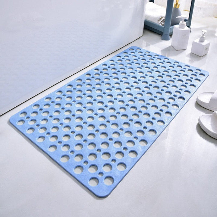 Moderne antislip badmat, wit, zorgt voor stabiliteit en hygiëne in de doucheruimte.