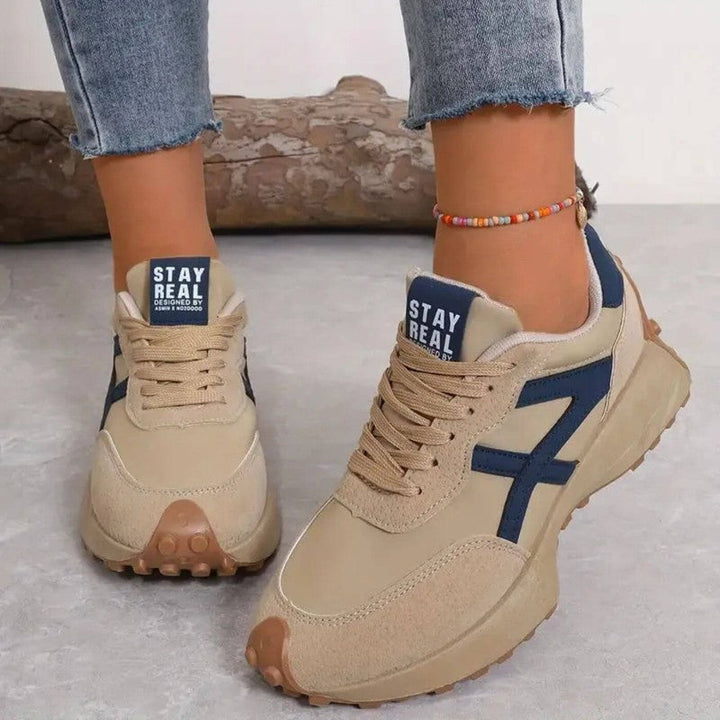 "Antislip orthopedische sneakers zijaanzicht met moderne en comfortabele uitstraling, ideaal voor dagelijks gebruik."