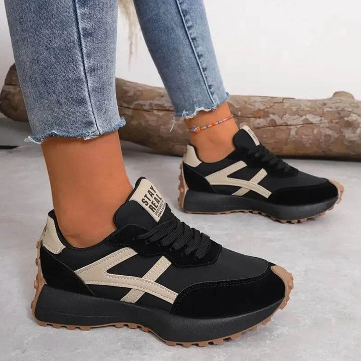 "Antislip orthopedische sneakers zijaanzicht met moderne en comfortabele uitstraling, ideaal voor dagelijks gebruik."