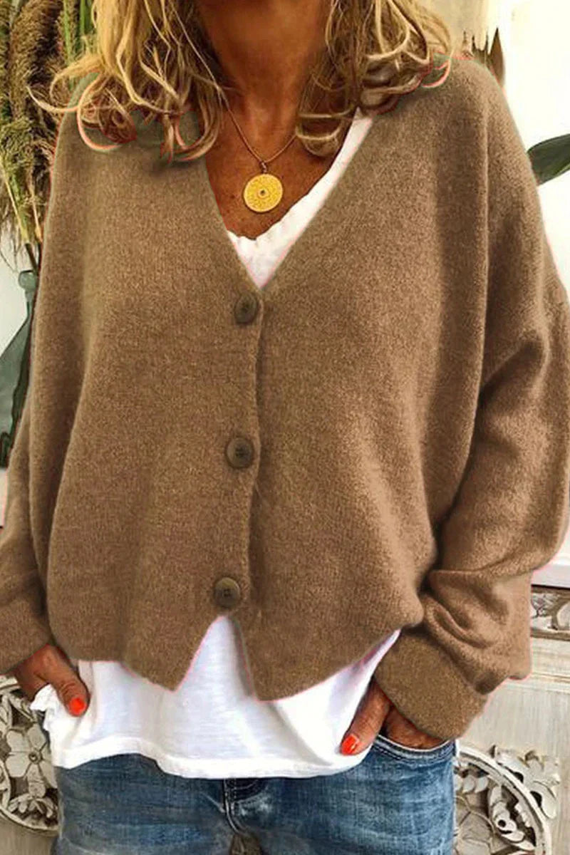 "Aspen vest in geel met elegant patchwork, V-hals en lange mouwen. Knus en trendy voor dames, ideaal voor elke gelegenheid."