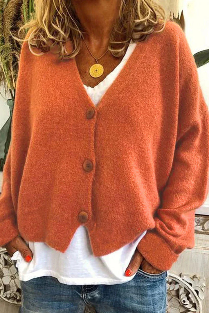 "Aspen vest in geel met elegant patchwork, V-hals en lange mouwen. Knus en trendy voor dames, ideaal voor elke gelegenheid."