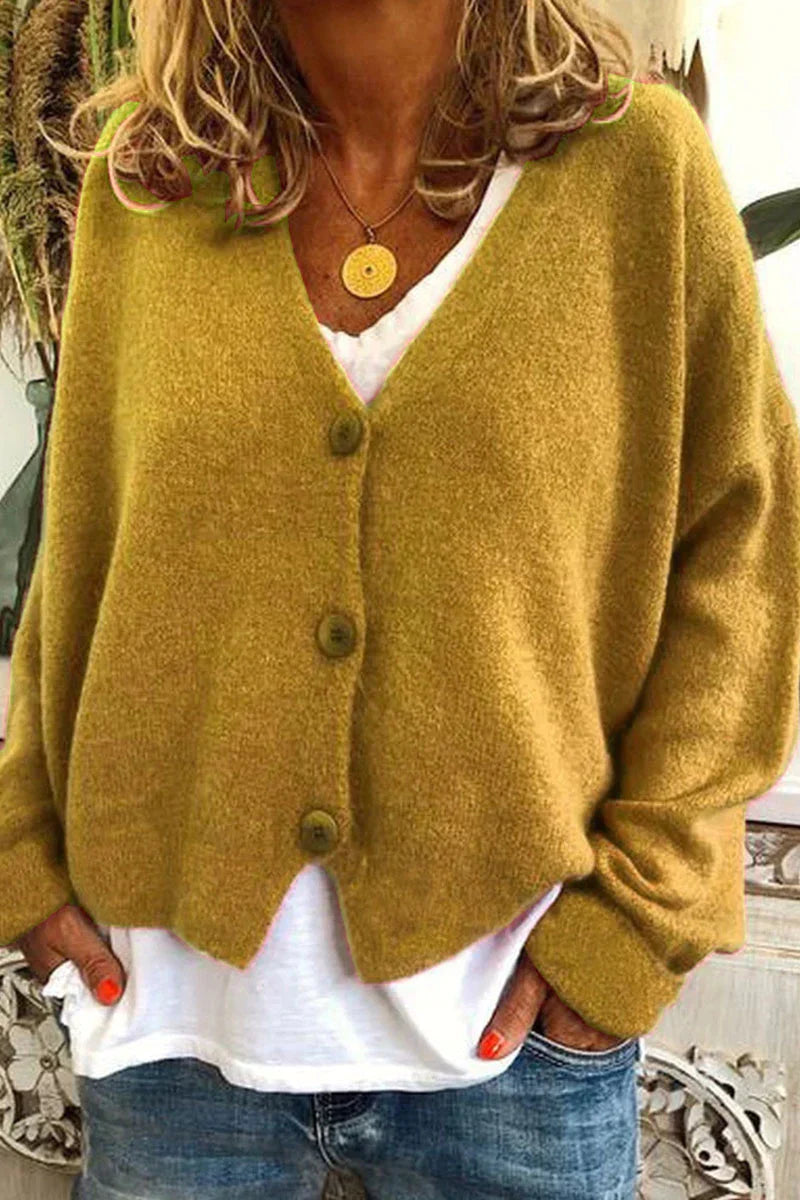 "Aspen vest in geel met elegant patchwork, V-hals en lange mouwen. Knus en trendy voor dames, ideaal voor elke gelegenheid."