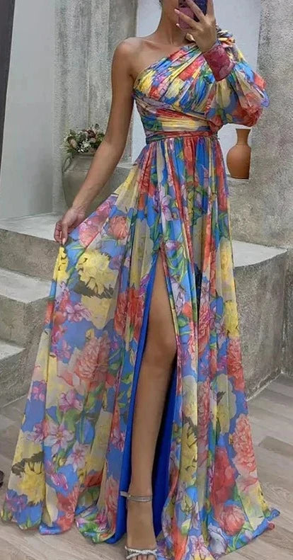 Asymmetrische one-shoulder bloemenjurk met levendige print, elegante pasvorm en hoge split, perfect voor speciale gelegenhede
