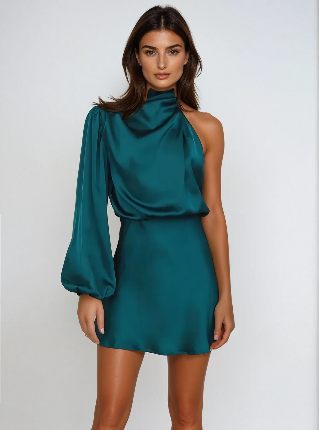 Asymmetrische satijnen one-shoulder avondjurk met pofmouw en elegante glans, vangt licht voor stijlvolle uitstraling.