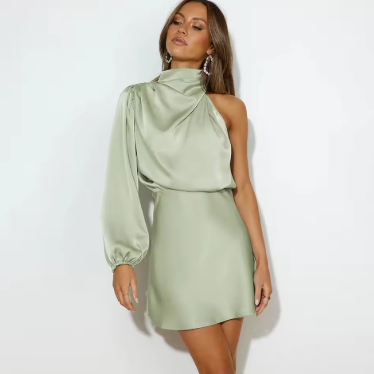 Asymmetrische satijnen one-shoulder avondjurk met pofmouw en elegante glans, vangt licht voor stijlvolle uitstraling.