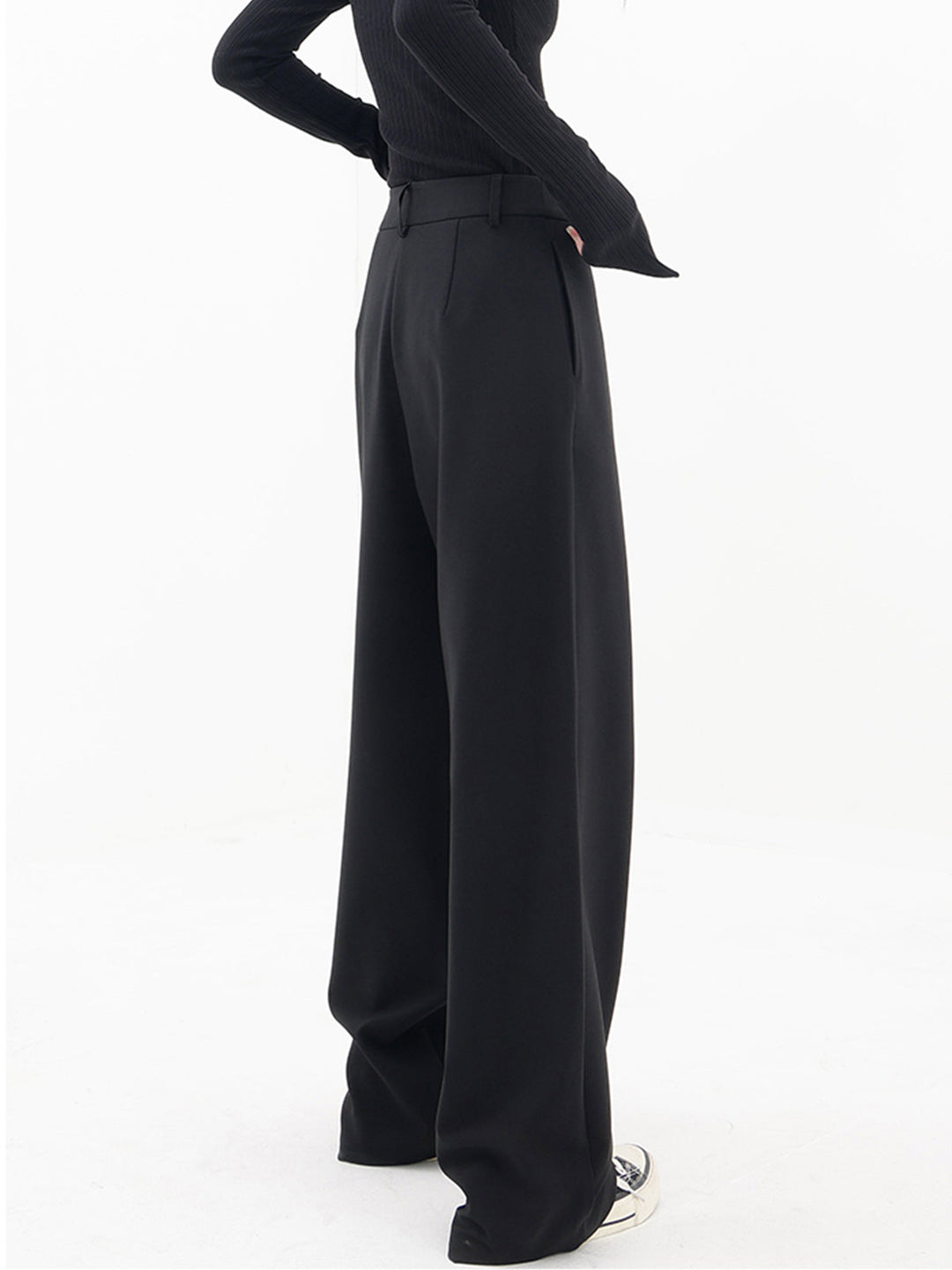 Asymmetrische wijde damesbroek Noa met dubbele knoop, comfortabel en stijlvol voor casual streetwear.