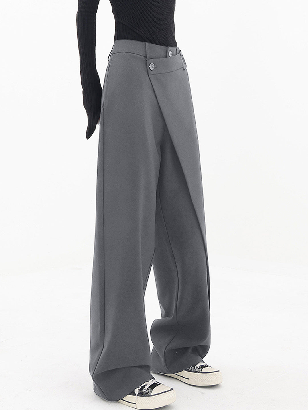 Unieke asymmetrische wijde damesbroek Noa met stijlvolle dubbele knoop, een comfortabele en trendy eyecatcher.