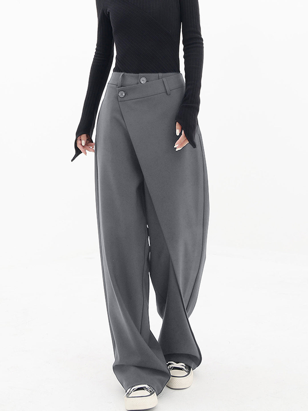 Chique wijde damesbroek Noa, comfortabel baggy model met asymmetrische sluiting en dubbele knoop.