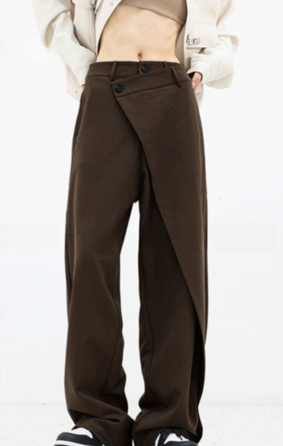 Casual chique Noa damesbroek, wijd en asymmetrisch met dubbele knoop, ideaal voor een relaxte doch stijlvolle look.