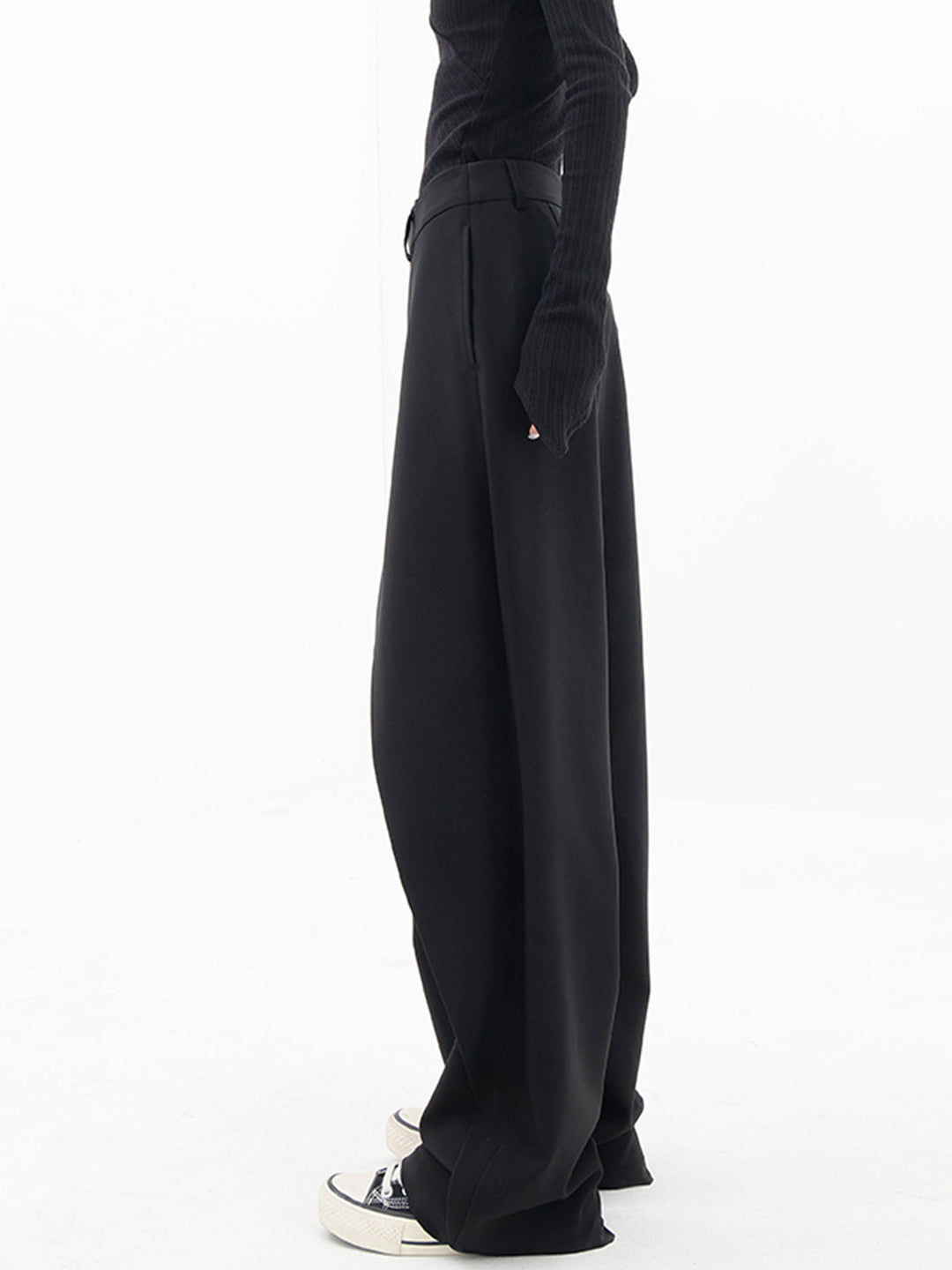 Trendy Noa damesbroek, wijd en asymmetrisch met dubbele knoop, perfect voor een modieuze en comfortabele look.