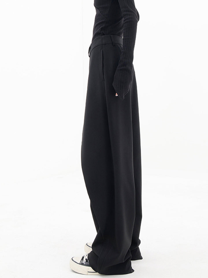 Trendy Noa damesbroek, wijd en asymmetrisch met dubbele knoop, perfect voor een modieuze en comfortabele look.