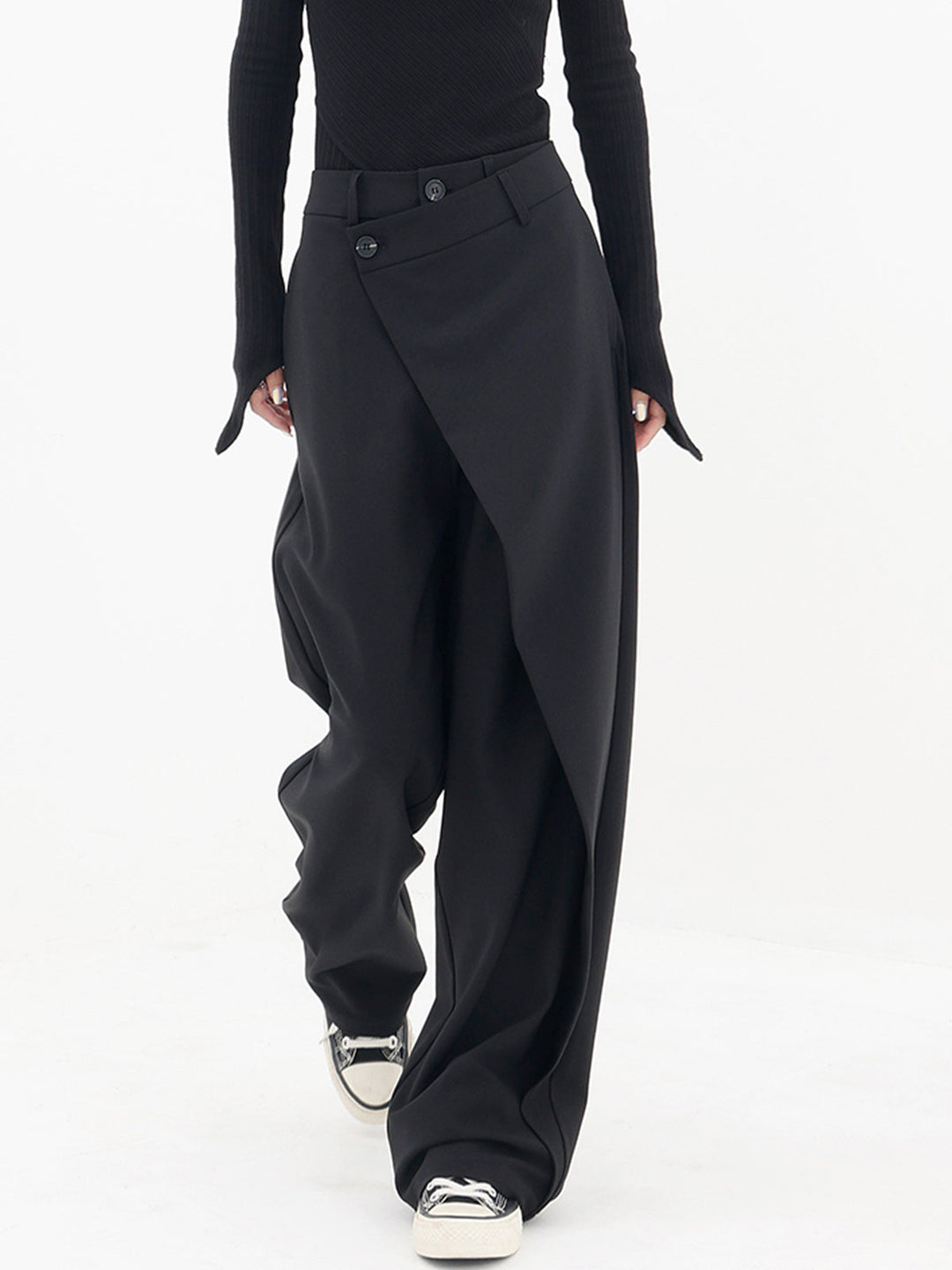 Comfortabele baggy damesbroek Noa, wijd model met asymmetrische dubbele knoop, ideaal voor de modebewuste vrouw.