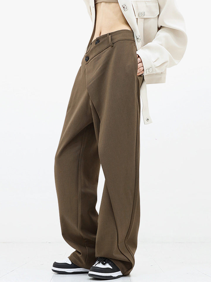 Streetwear asymmetrische wijde damesbroek Noa, trendy ontwerp met dubbele knoop, creëert een stijlvolle look.