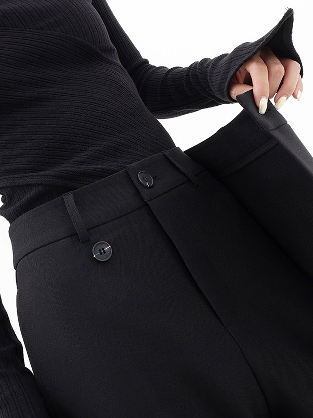 Veelzijdige Noa damesbroek, wijd en asymmetrisch met dubbele knoop, perfect voor casual of geklede outfits.