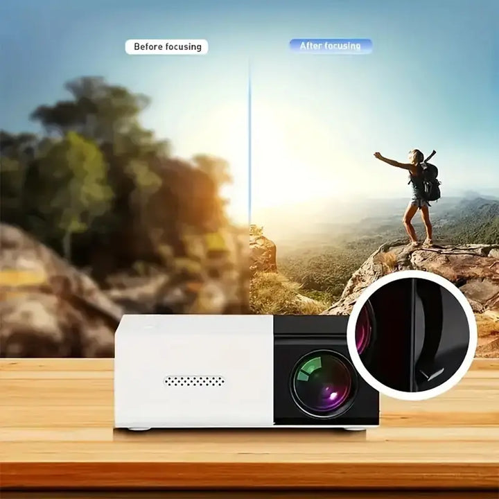 Compacte Aurora LED projector in handpalm, benadrukt draagbaarheid voor onderweg.
