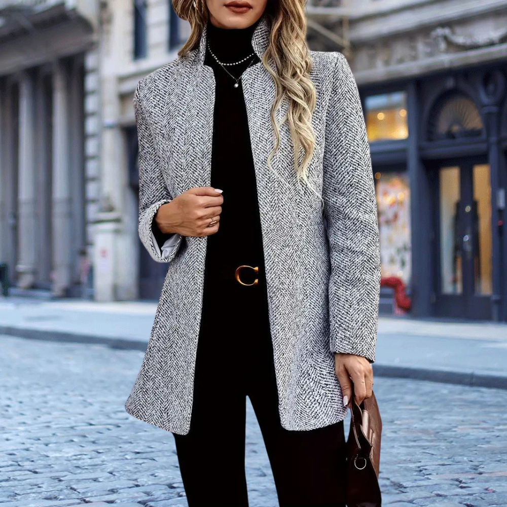 "Ava Blazer voor Vrouwen in grijs, elegant en veelzijdig, met een chique en moderne pasvorm voor elke gelegenheid."