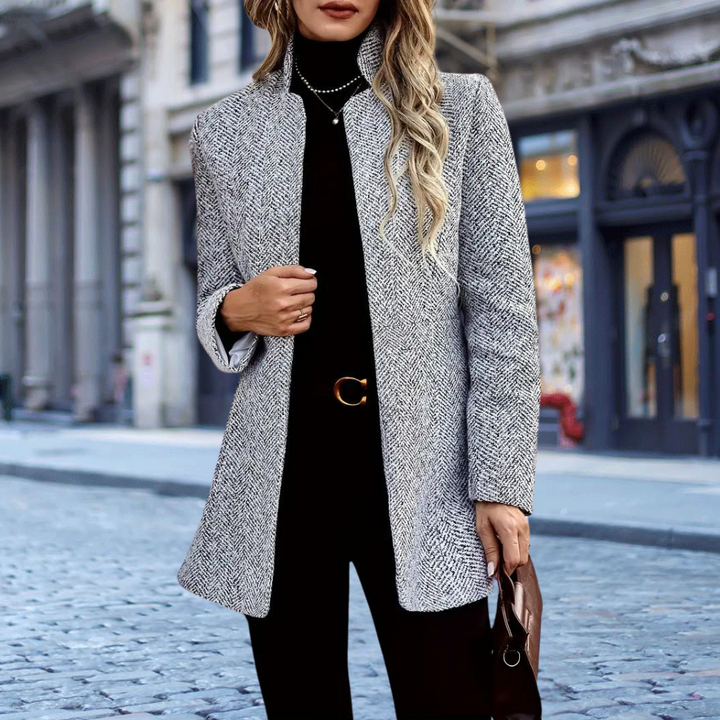 "Ava Blazer voor Vrouwen in grijs, elegant en veelzijdig, met een chique en moderne pasvorm voor elke gelegenheid."