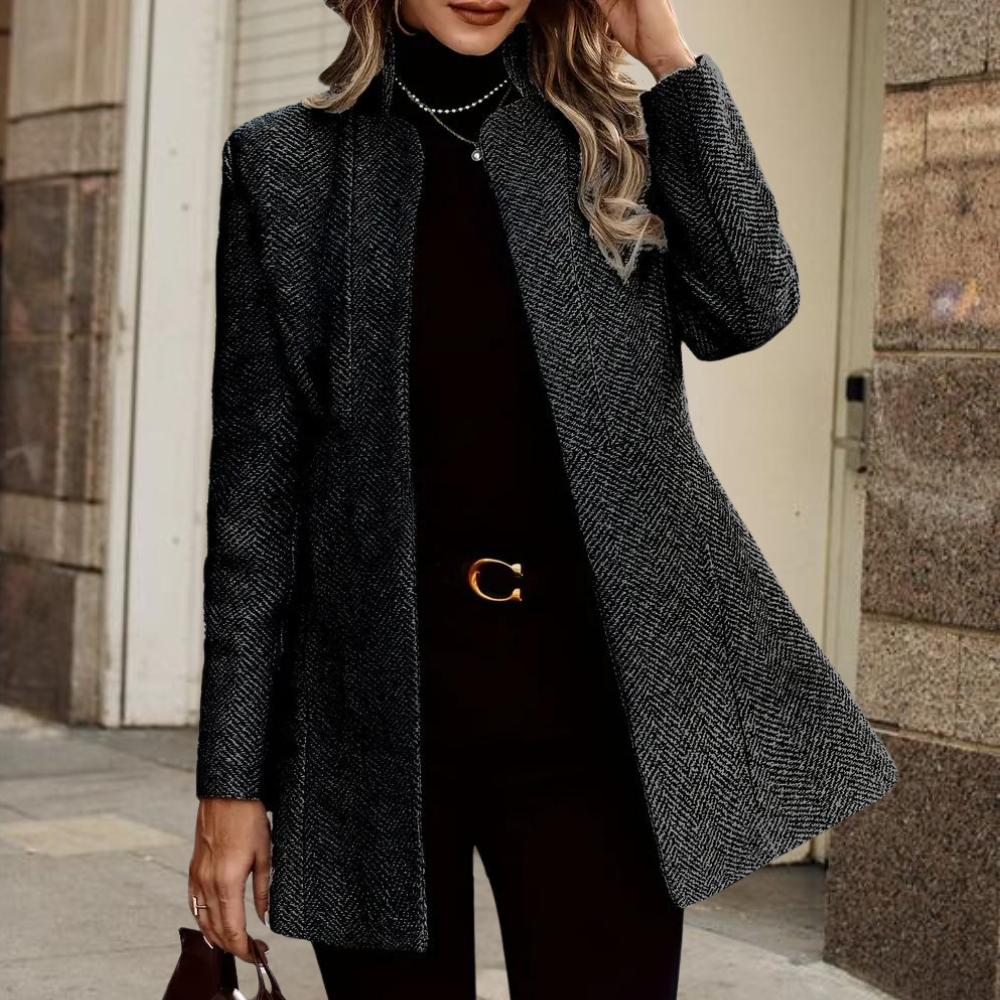 "Ava Blazer voor Vrouwen in grijs, elegant en veelzijdig, met een chique en moderne pasvorm voor elke gelegenheid."