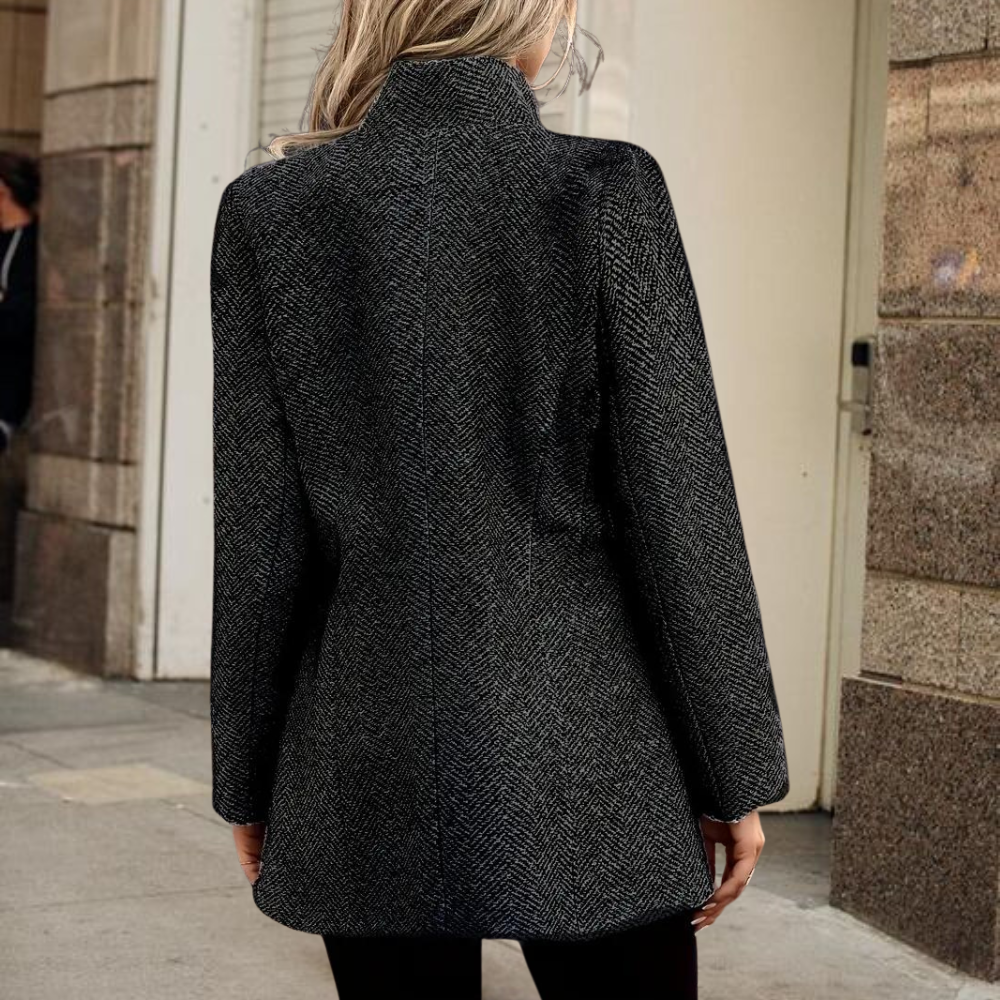 "Ava Blazer voor Vrouwen in grijs, elegant en veelzijdig, met een chique en moderne pasvorm voor elke gelegenheid."