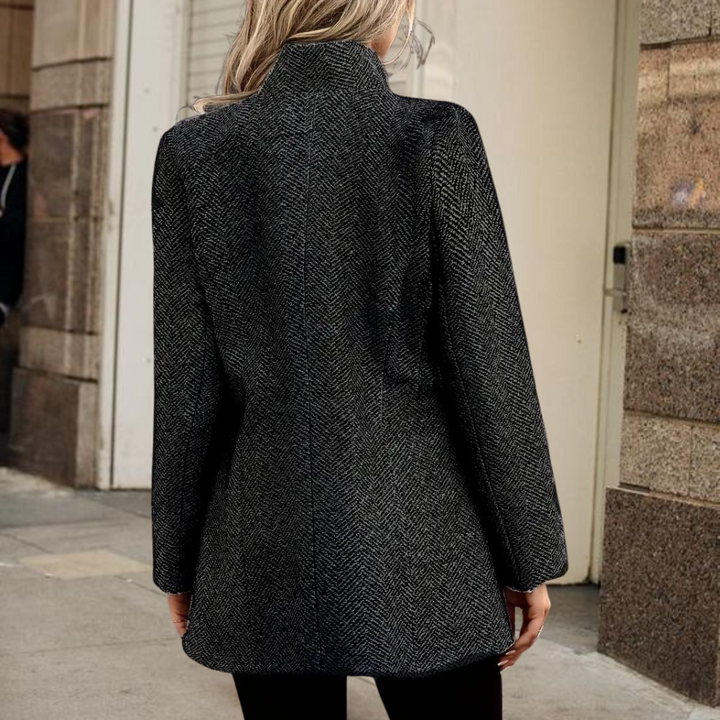 "Ava Blazer voor Vrouwen in grijs, elegant en veelzijdig, met een chique en moderne pasvorm voor elke gelegenheid."