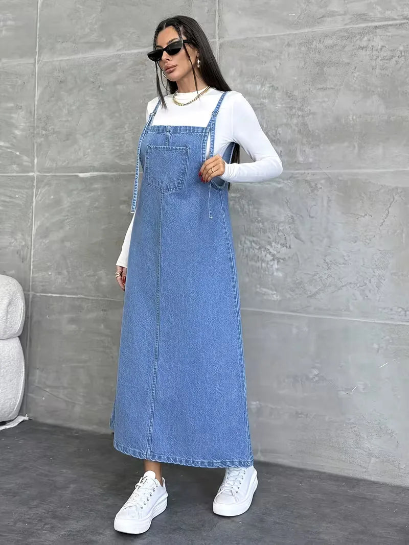 Casual azuurblauwe maxi overhemdjurk met spaghettibandjes, ideaal als luchtige strandjurk of voor dagelijks gebruik.