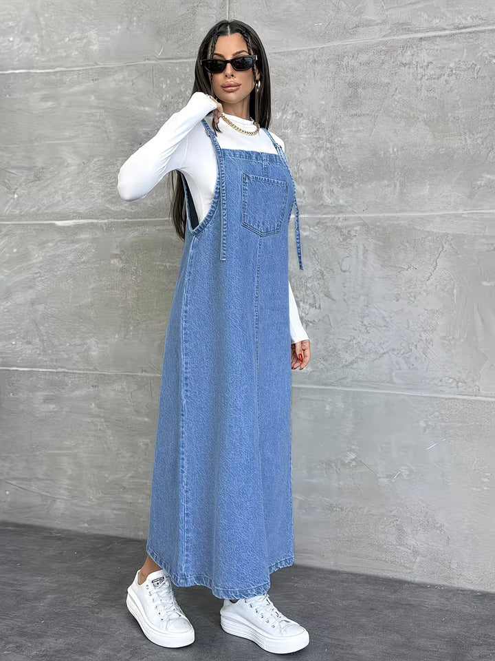 Luchtige azuurblauwe maxi dames overhemdjurk met spaghettibandjes, perfect als casual zomer- of strandjurk.