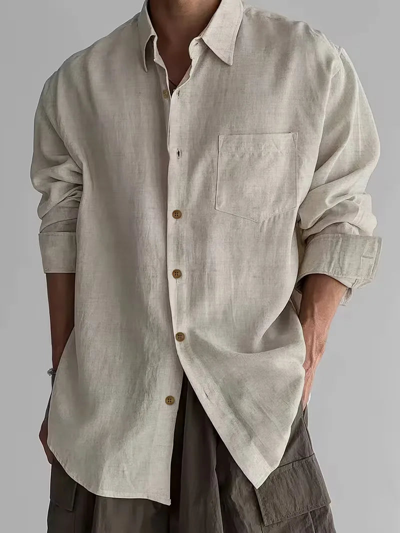 Stijlvol beige heren overhemd met V-hals, lange mouwen. Casual, lichtgewicht en luchtig voor de zomer.